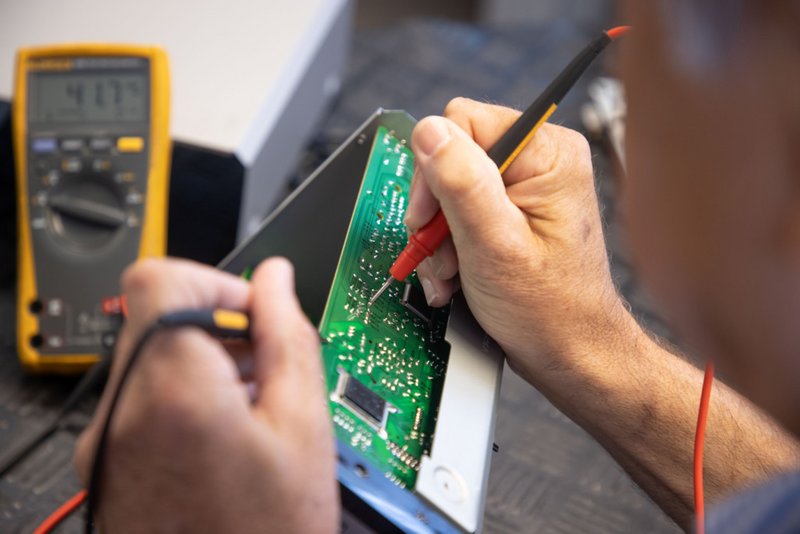 Meister Sommerer und seine Elektriker