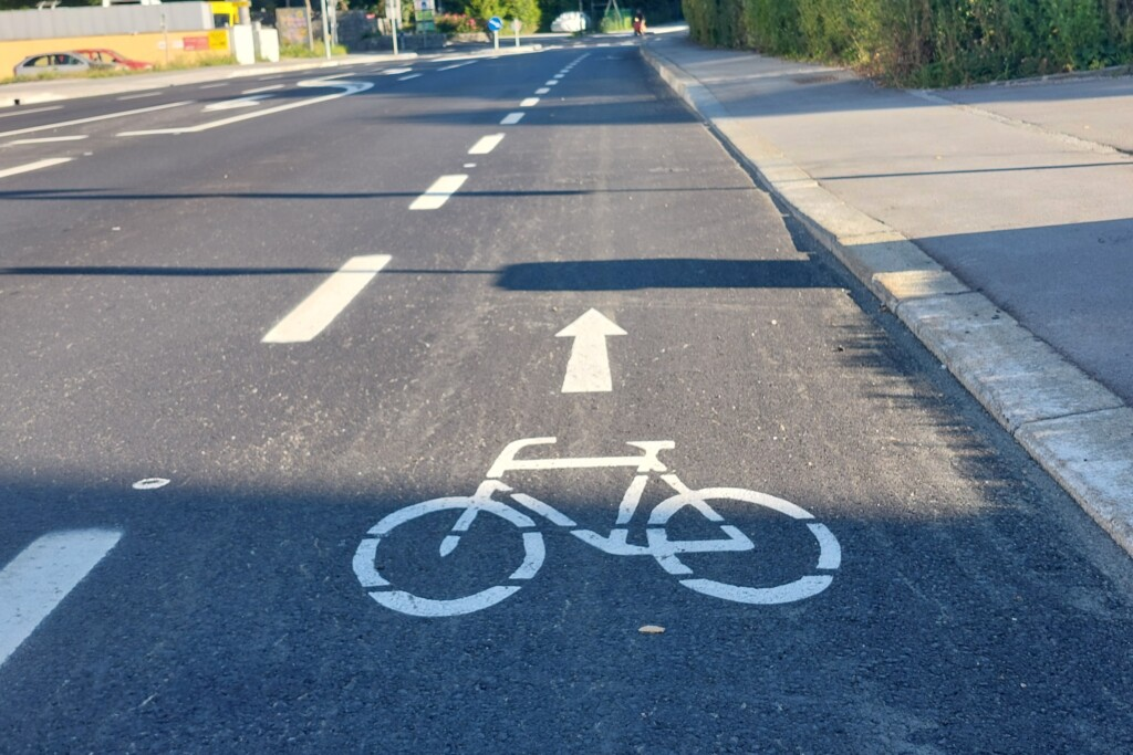 Fahrradzeichen am Asphalt