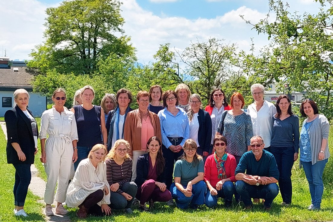 Team der Elternberatung steht auf grüner Wiese